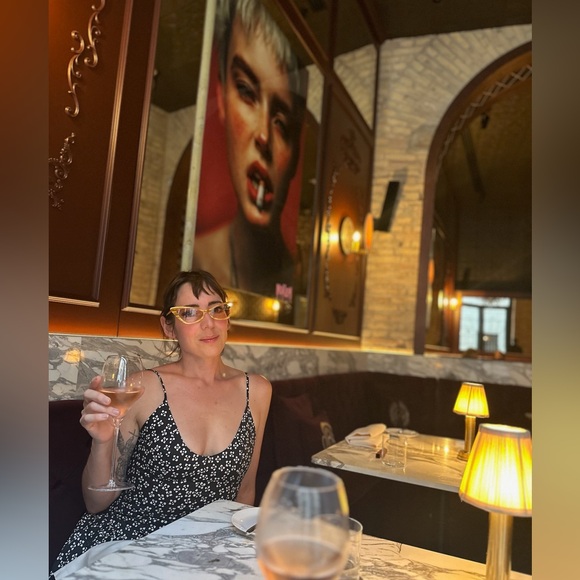 Hi, I’m Max! I love fashion and interior design. - Picture 17 of 17